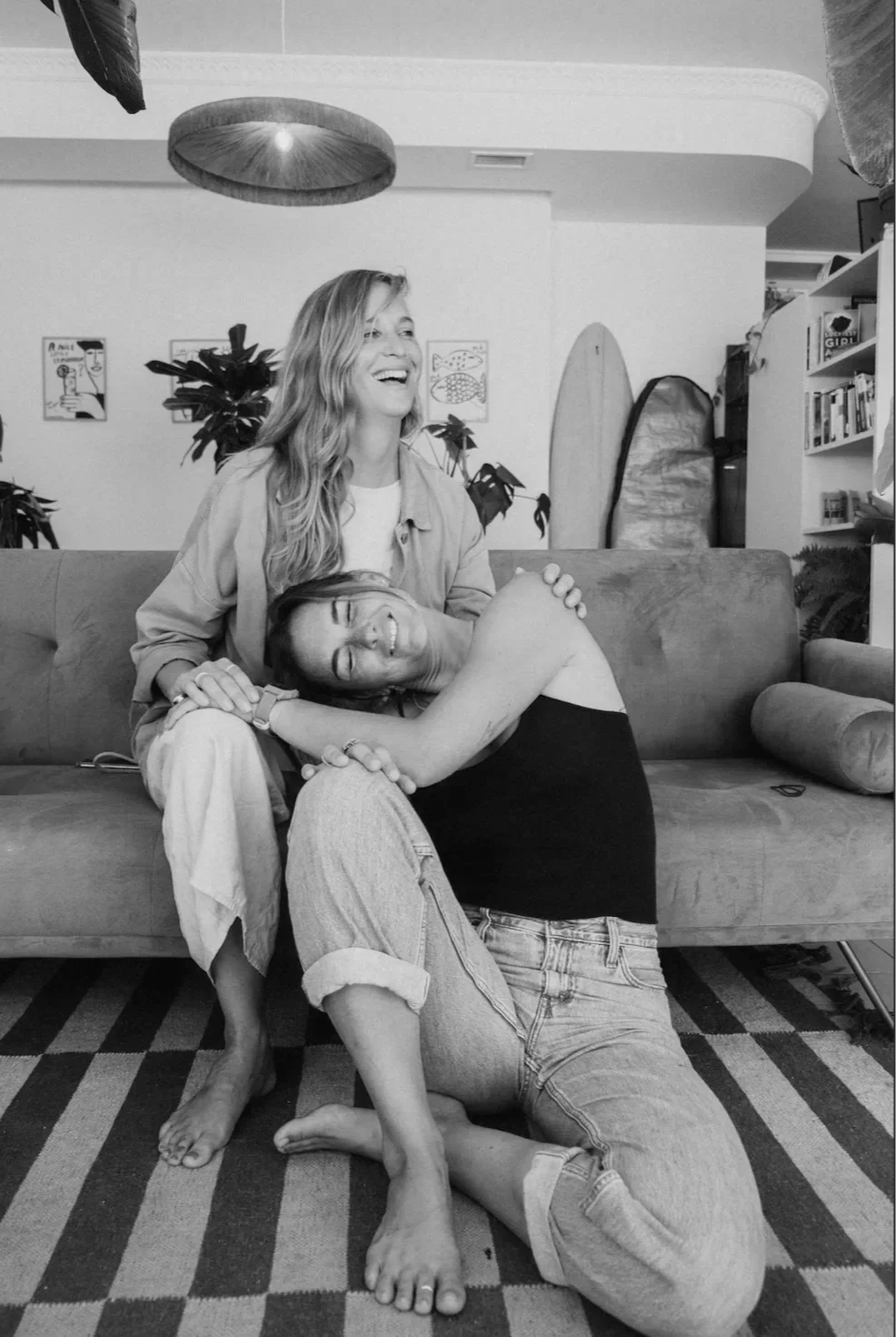 Hanna and Loes laughing together on the couch